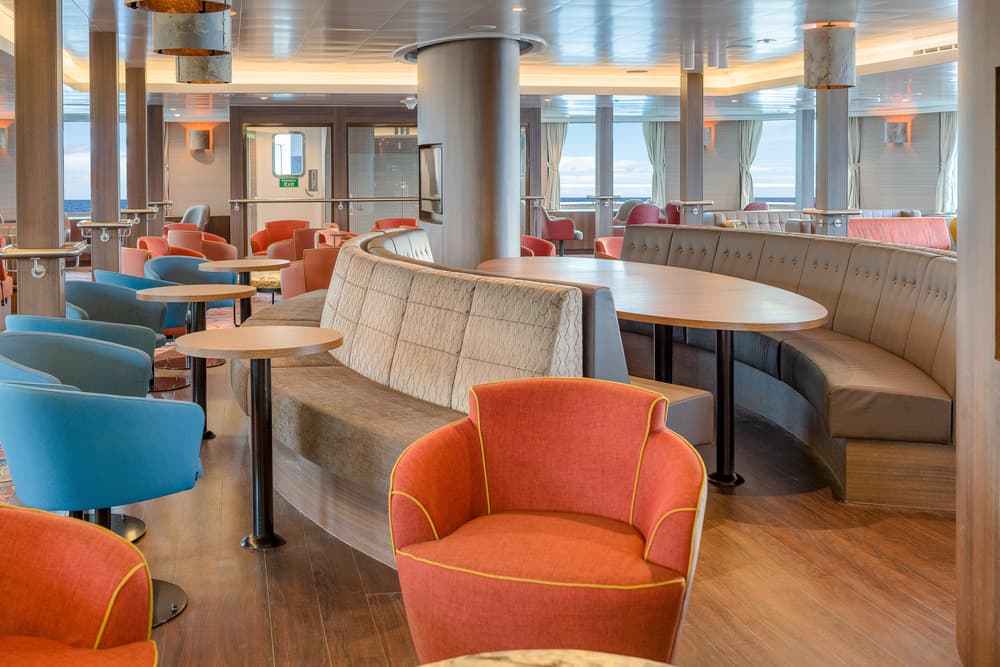 Oceanwide Expeditions Hondius, Observation lounge 04.jpg_Ivan Ivanisevic.jpeg