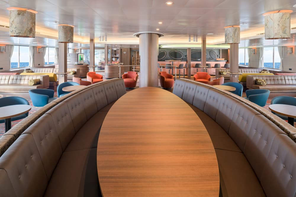 Oceanwide Expeditions Hondius, Observation lounge 02.jpg_Ivan Ivanisevic.jpeg