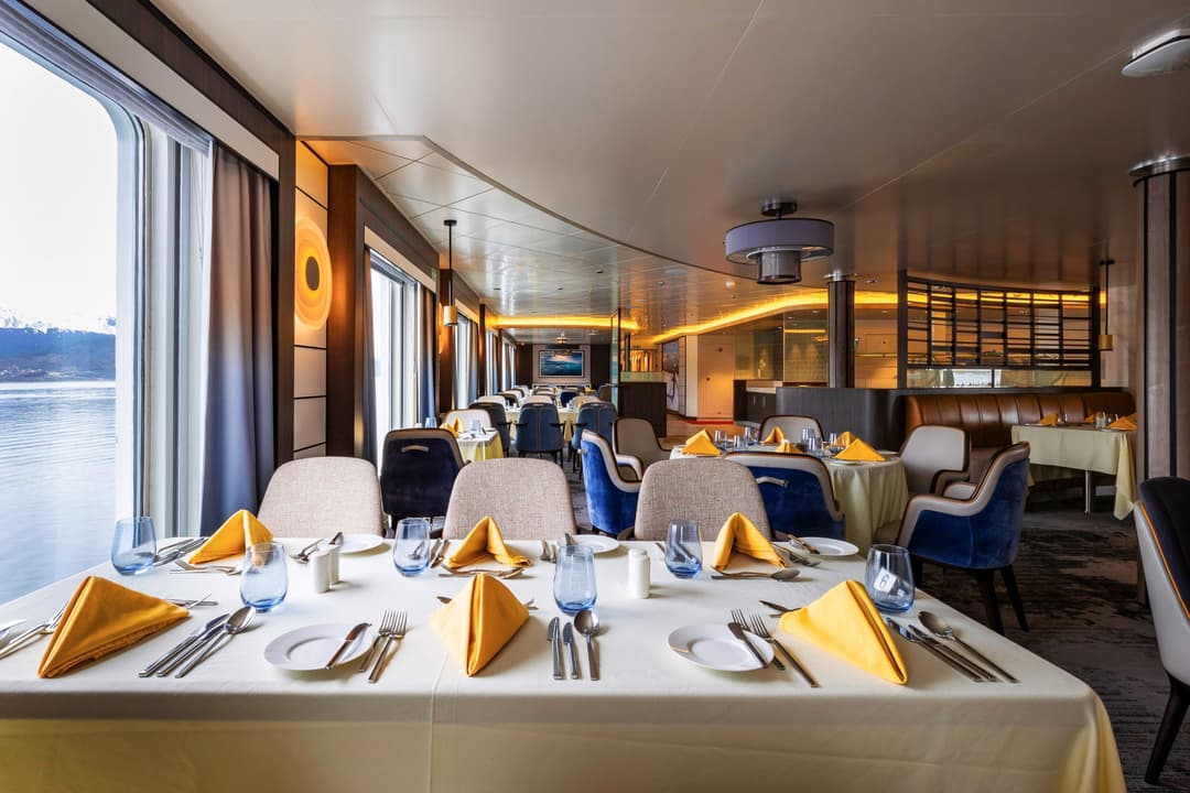 Ae Expeditions, Sylvia Earle, Dining Room, Sylvia Earle, Richard I'anson 2