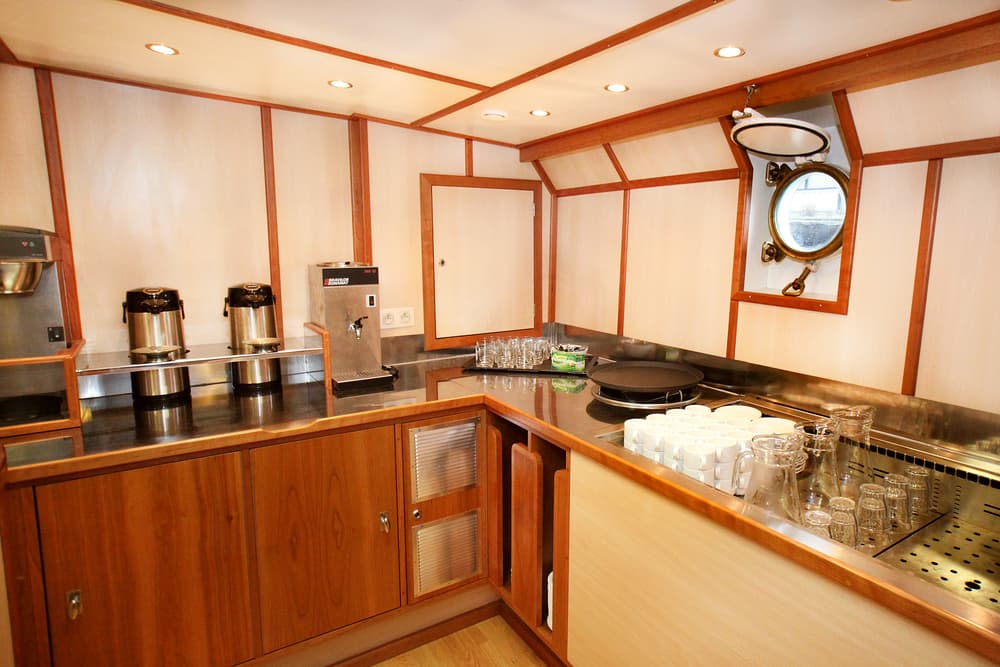 Rembrandt van Rijn buffet, dining area © Monica Salmang-Oceanwide Expeditions _3_.jpeg