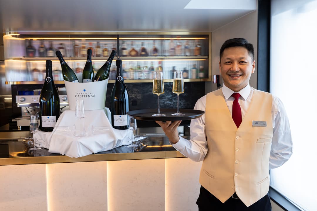 Swan Hellenic, Sh Minerva, Observation Lounge Barman Champagne 2