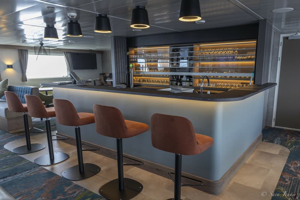Oceanwide Ortelius - Observation Lounge and Bar 6, © Sara Jenner - Oceanwide Expeditions.jpg