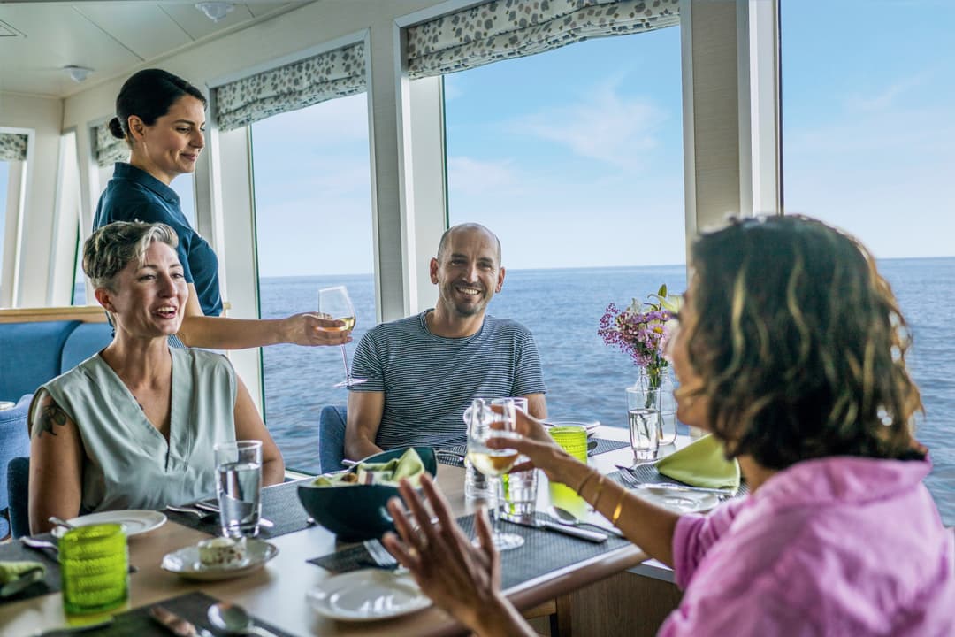 Ng Le Ng Venture Dining ©Lindblad Expeditions David Vargas 0