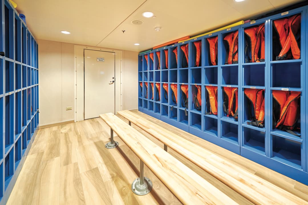 Ng Le Ng Venture Quest Mud Room ©Lindblad Expeditions Marco Ricca