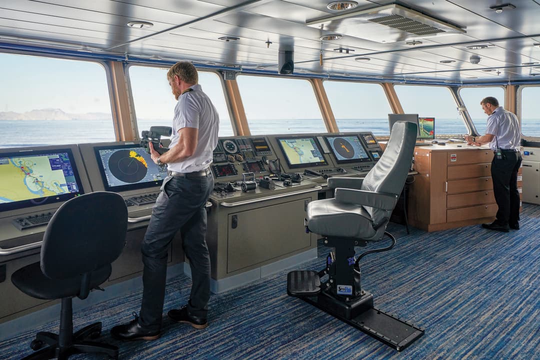 Ng Le Ng Venture Quest Bridge 1 ©Lindblad Expeditions Marco Ricca