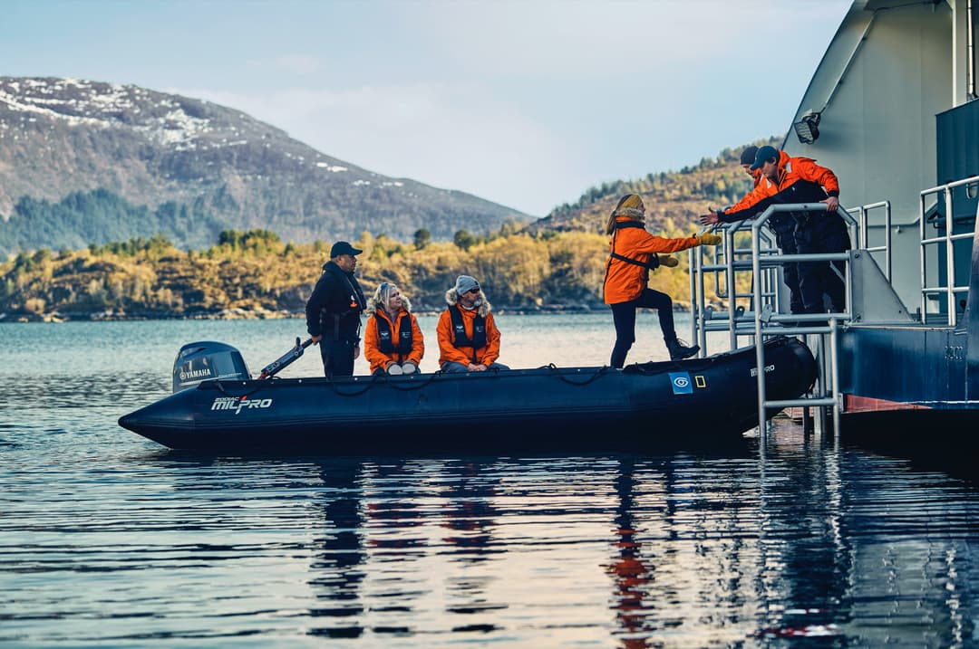 Ng Le Ng Endurance Ng Resolution Zodiac Boarding ©Lindblad Expeditions Olivind Haug 3
