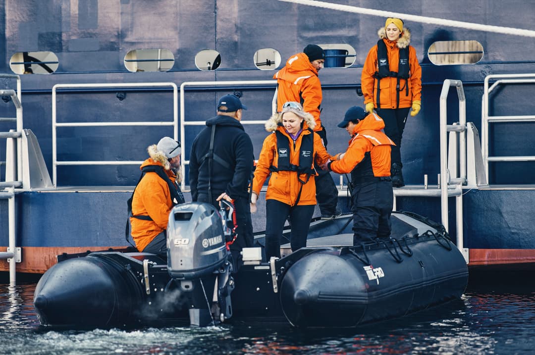 Ng Le Ng Endurance Ng Resolution Zodiac Boarding ©Lindblad Expeditions Olivind Haug 1