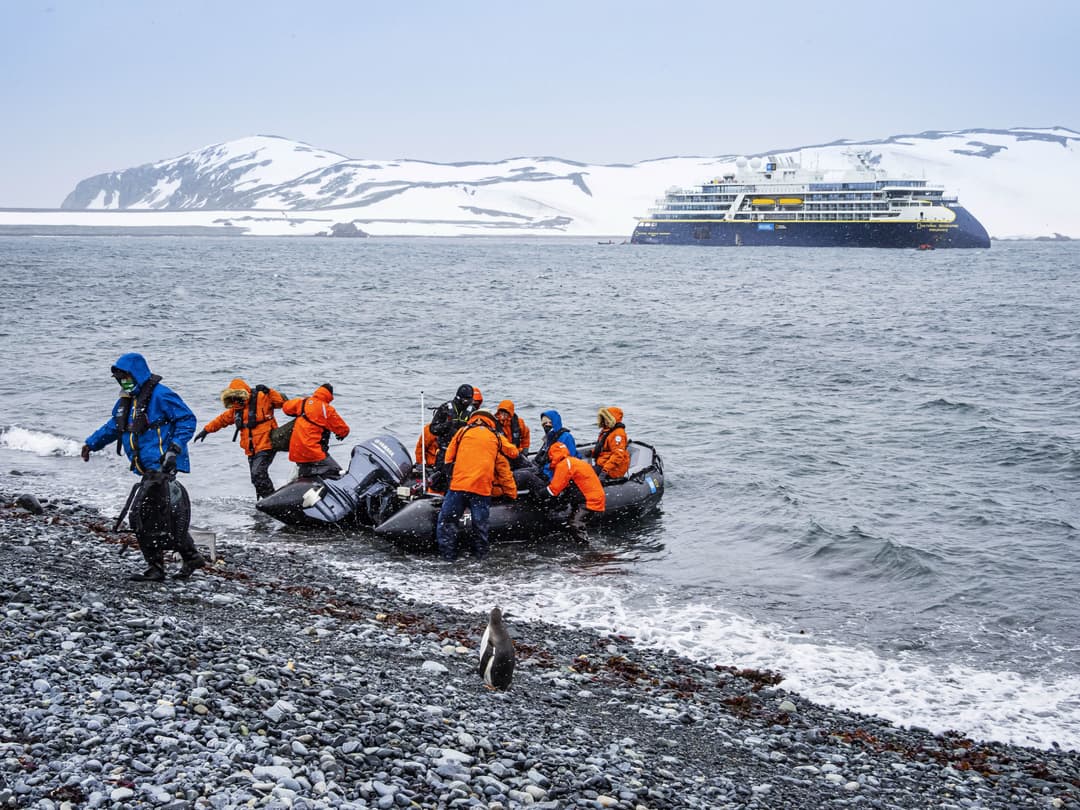 Ng Le Ng Endurance Antarctica Expeditions Excursions Zodiacs ©Lindblad Expeditions Michael S. Nolan