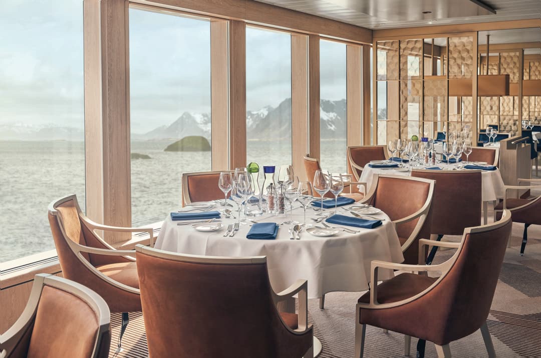 Ng Le Ng Endurance Ng Resolution Main Dining ©Lindblad Expeditions Olivind Haug
