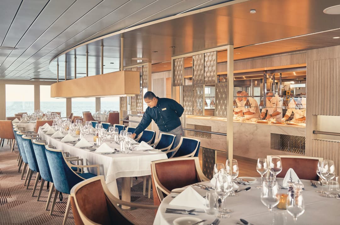 Ng Le Ng Endurance Ng Resolution Main Restaurant 1 ©Lindblad Expeditions Olivind Haug