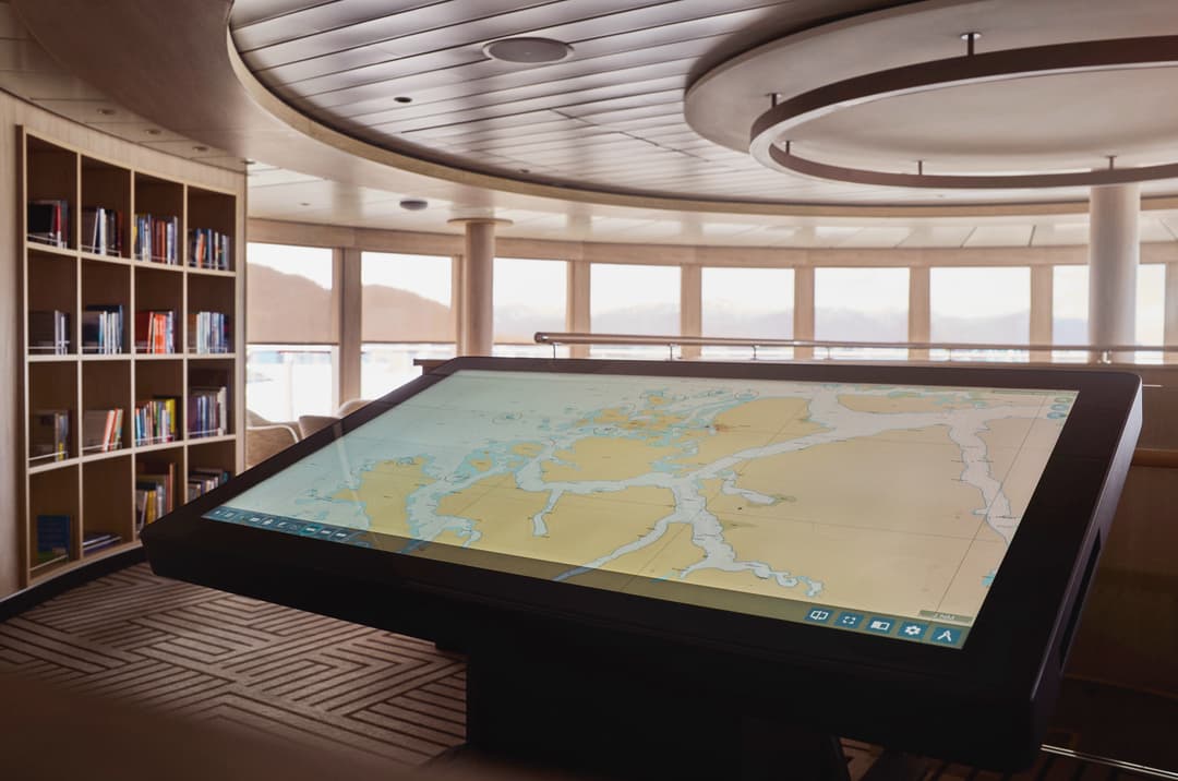 Ng Le Ng Endurance Ng Resolution Library And Chart Lounge ©Lindblad Expeditions Olivind Haug