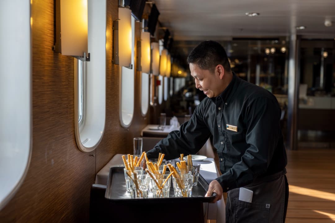 Ng Le Ng Explorer Bistro ©Lindblad Expeditions Douglas Scaletta 3