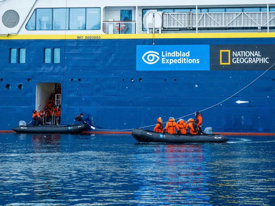 Ng Le Ng Resolution Zodiacs ©Lindblad Expeditions Ralph Lee Hopkins 1