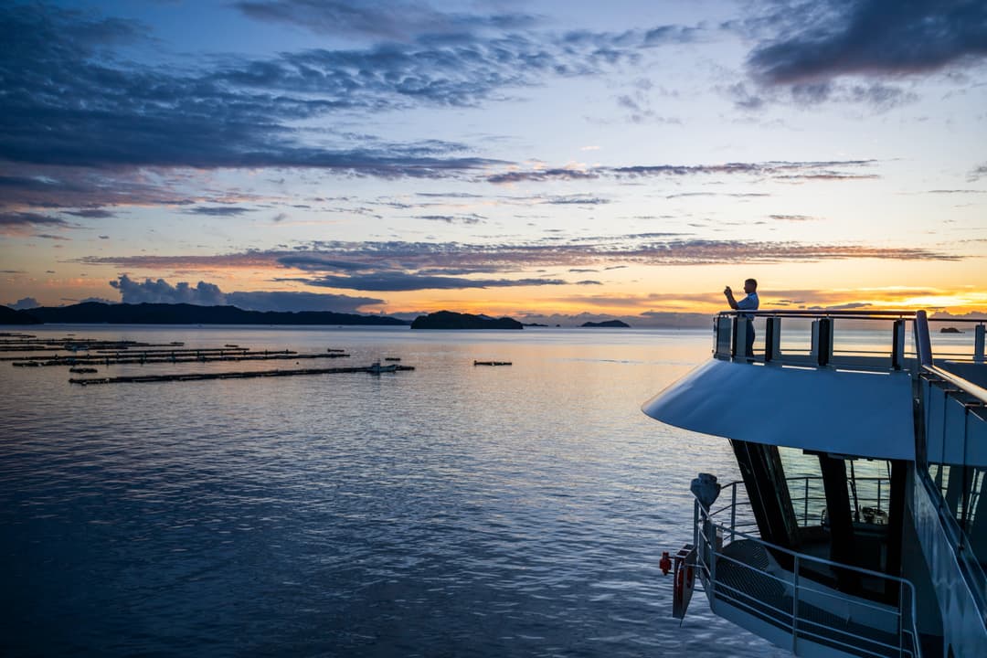Ng Le Ng Resolution Scenic Vista Froom Observation Lounge 1 ©Lindblad Expeditions David Vargas