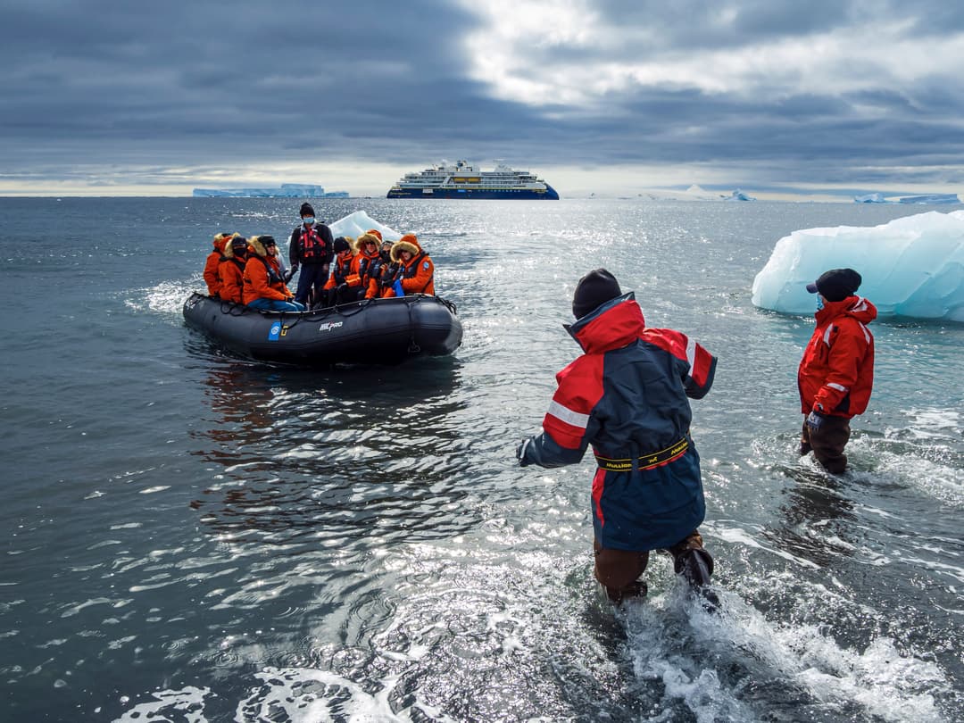 Ng Le Ng Resolution In Antarctica, Zodiacs ©Lindblad Expeditions Ralph Lee Hopkins 0