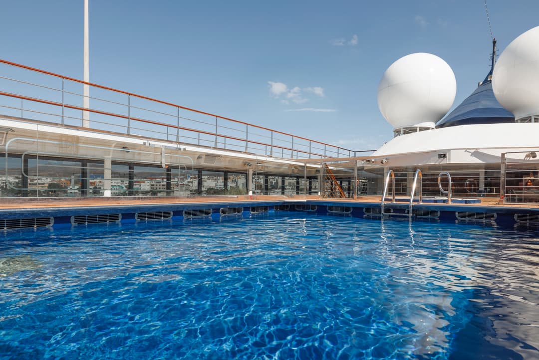 Aov World Traveller 7 Aft Jacuzzi