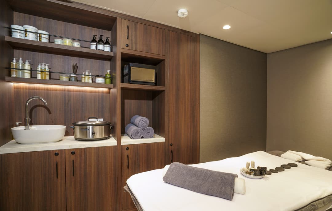 Quark Expeditions, Ultramarine Tundra Spa 3 ©Quark Expeditions
