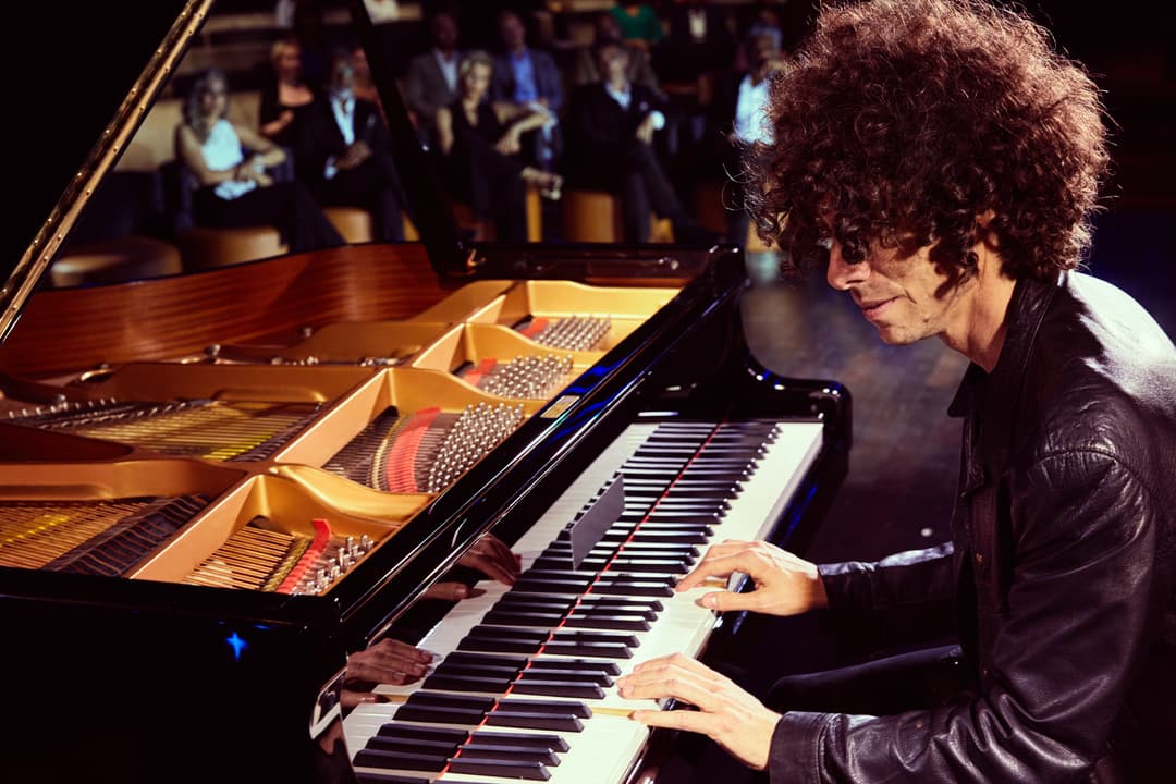 Seabourn Encore Grand Salon Piano Performance ©Sophy Holland