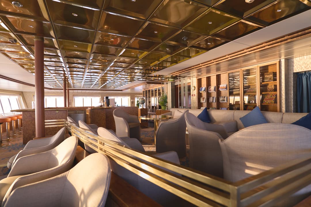Heritage Expeditions Heritage Adventurer Observation Lounge ©Ewen Bell