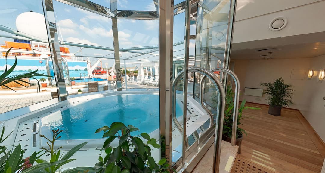 Heritage Expeditions Heritage Adventurer Jacuzzi ©Heritage Expeditions