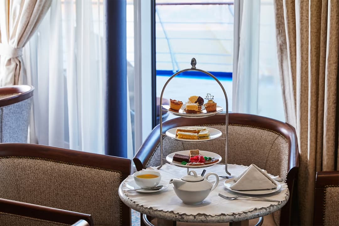 Silversea Cruises Silver Cloud Panorama Lounge 2 ©Silversea Cruises Ltd