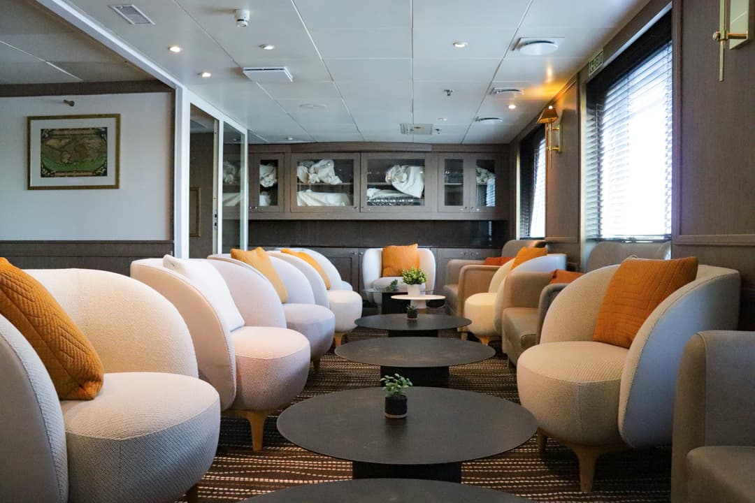 Polar Latitudes Expeditions Mv Discoverer Main Lounge & Bar 4