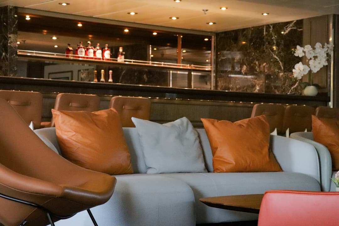 Polar Latitudes Expeditions Mv Discoverer Main Lounge & Bar 5