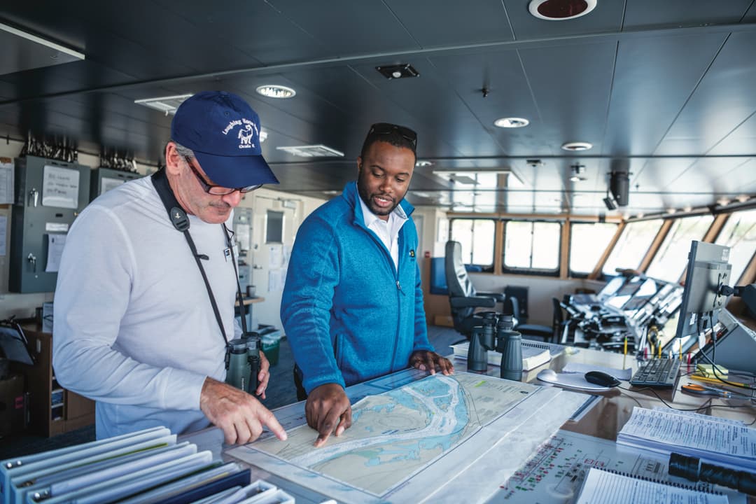 Ng Le Ng Venture Bridge Interior Crew & Guest ©David Vargas & Lindblad Expeditions
