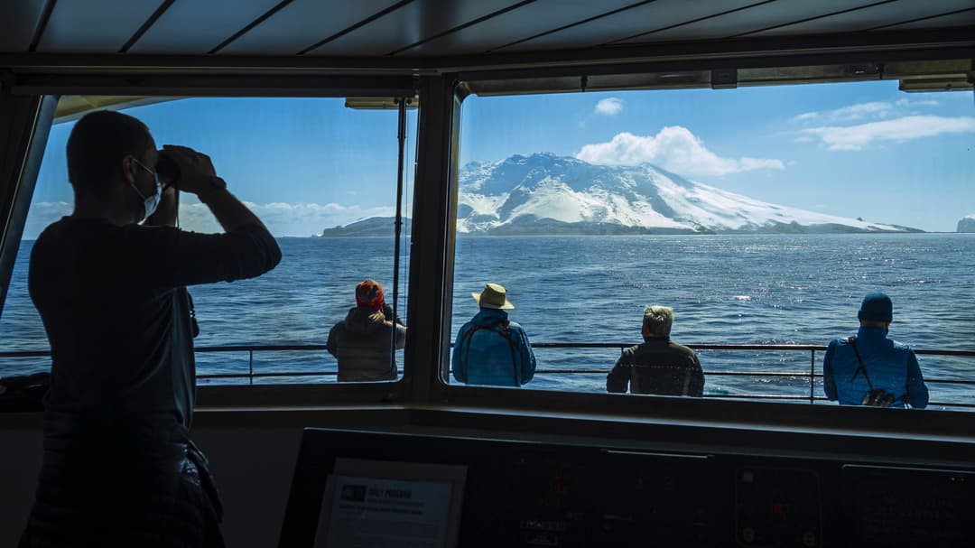 Ng Le Ng Endurance Bridge Interior Thule Island ©Ralph Lee Hopkins & Lindblad Expeditions