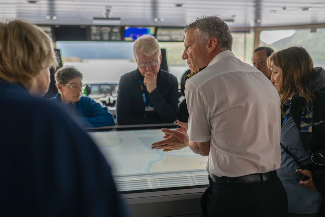 Ng Le Ng Resolution Bridge Crew & Guests 1 ©David Vargas & Lindblad Expeditions