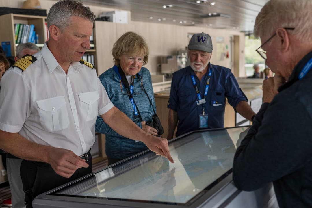 Ng Le Ng Resolution Bridge Crew & Guests 2 ©David Vargas & Lindblad Expeditions