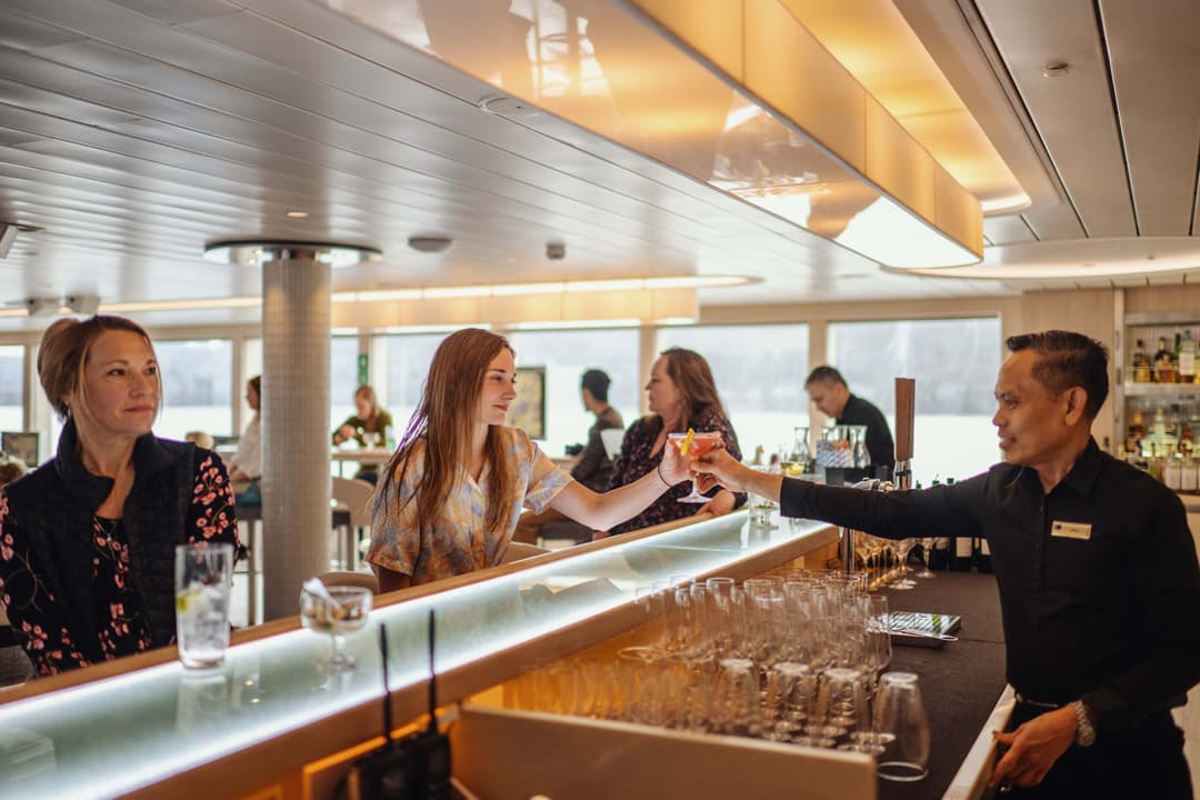 Ng Le Ng Resolution Ice Lounge Crew & Guests ©David Vargas & Lindblad Expeditions
