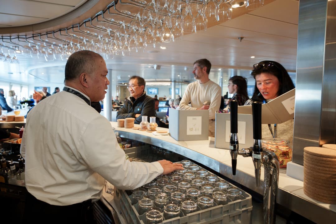 Ng Lindblad Expeditions National Geographic Explorer Lounge & Bar 7