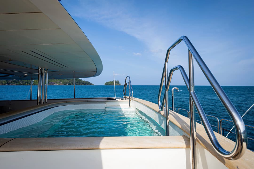 Aqua Lares Outdoor Jacuzzi ©Aqua Expeditions 3