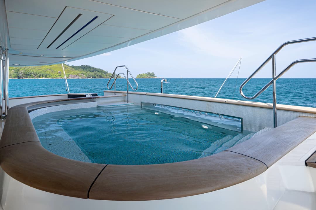 Aqua Lares Outdoor Jacuzzi ©Aqua Expeditions 4