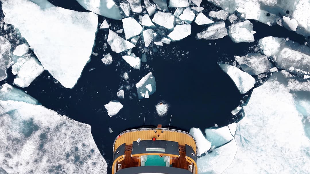 Aqua Lares Polar Plunge ©Aqua Expeditions 1